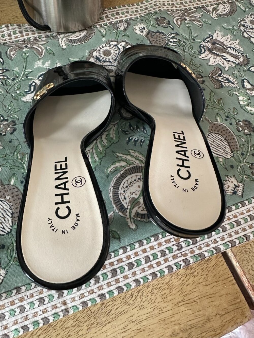 CHANEL patent leather pearl mules sandals 38 - Picture 7 of 14